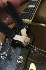 snip excess guitar strings 